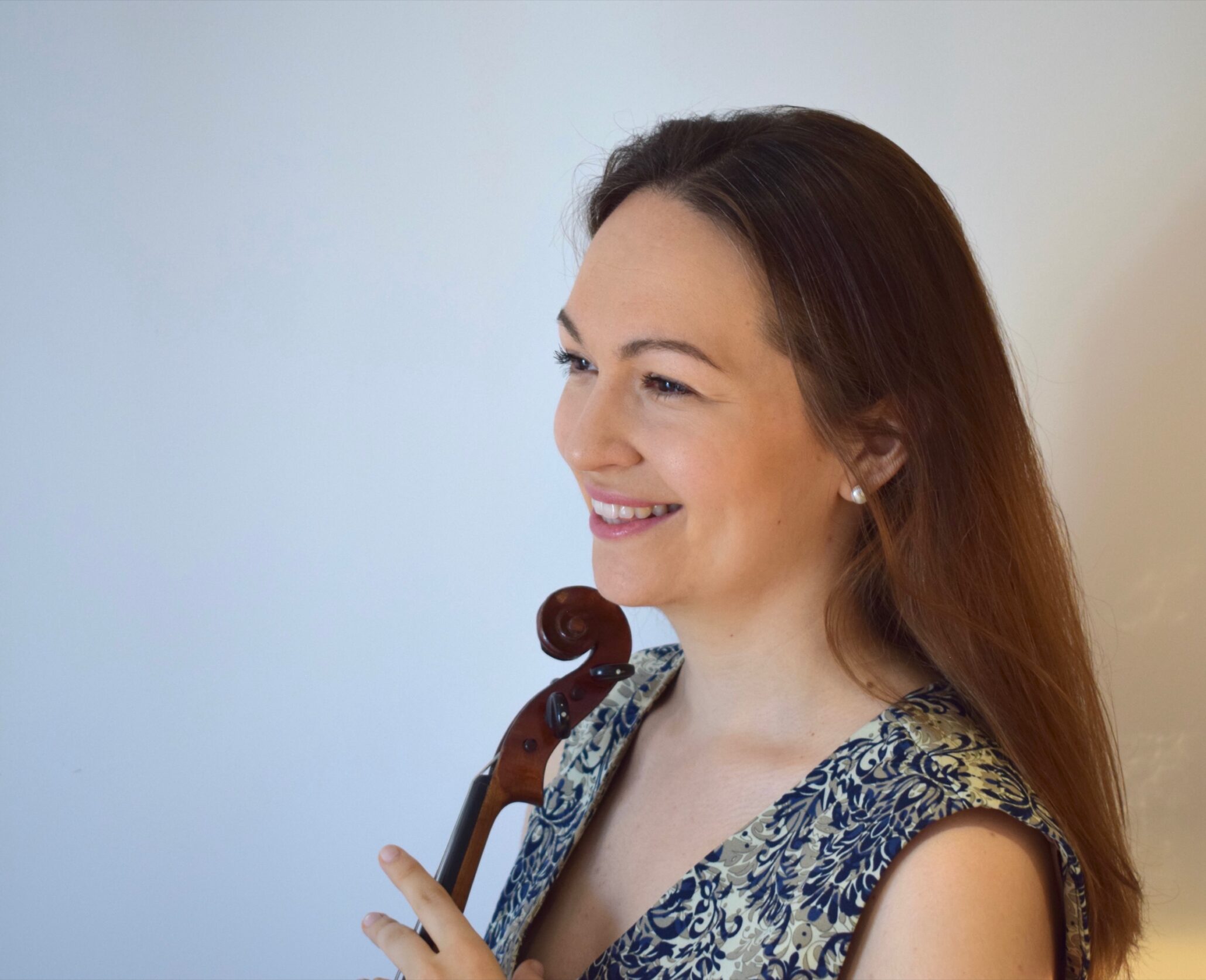 Lana Kovačević amb el violí, de perfil